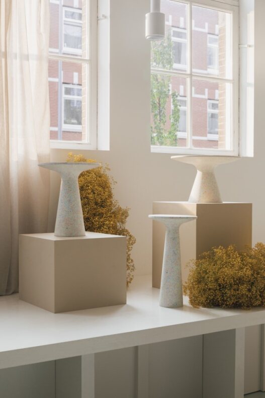 Victoria' dohányzóasztal - Újrahasznosított műanyag játékokból készült